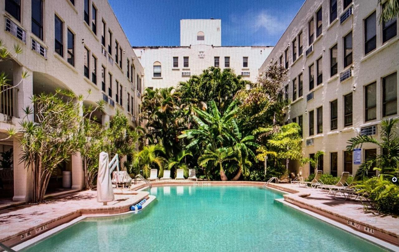 Tropicals Of Palm Beach Exterior photo